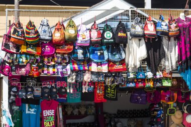 Ensenada, Baja California/Meksika - 3 Mayıs 2017: Bir sokak satıcısı standında turistlere satılmaya hazır hediyelik eşyalar.  