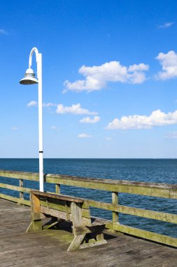 Norfolk, Virginia Ocean View balıkçı iskelesinde bir bank yanında bir lamba direği. 