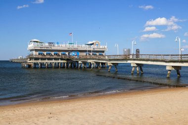 Norfolk, Virginia/Usa - 22 Temmuz 2019: Chesapeake Körfezi'nde inşa edilen Ocean View balıkçı iskelesi, restoran ve mücadele dükkanı, toplam iskele uzunluğu 1690 feet. 