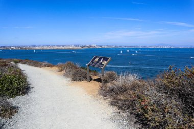 Point Loma, Kaliforniya'daki Cabrillo Ulusal Anıtı'ndaki Bayside Trail'de San Diego Körfezi'nin doğal manzarasını sunan bir bilgi işareti.