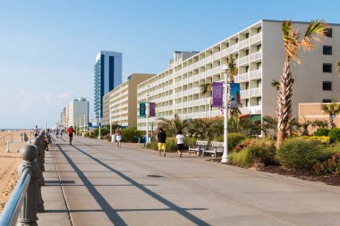 Virginia Beach, Virginia/Usa - 13 Temmuz 2017: Popüler kaldırım ve turistik yerde egzersiz. 