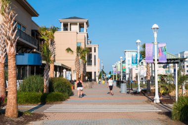 Virginia Beach, Virginia/Usa - 13 Temmuz 2017: İnsanlar popüler kaldırıma sıralanmış mağazalar ve oteller arasında yürüyor.