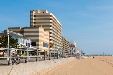 Virginia Beach, Virginia/Usa - 13 Temmuz 2017: Oteller okyanus kıyısında ve mor bir bisikleti dünyaca ünlü kaldırımda duruyor. 