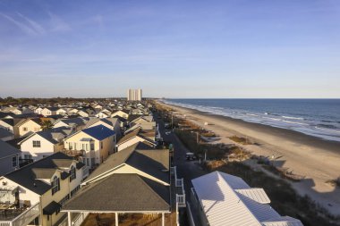 Myrtle Beach, Güney Carolina/Abd - 28 Mart 2019: İnsanlar okyanus kıyısındaki evlerin bir topluluk yakınlarındaki plajda bir öğleden sonra zevk.