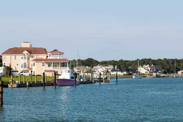 Virginia Beach, Virginia Rudee Inlet de Wesley Gölü'nde Evler ve tekneler. 