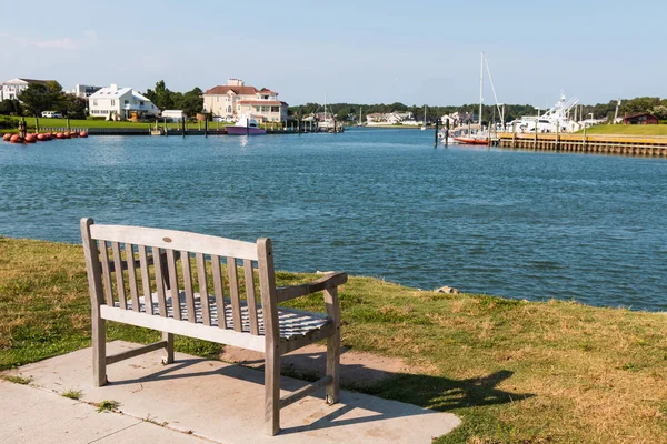 Virginia Beach, Virginia'daki Rudee Inlet'e bakan bir bank.