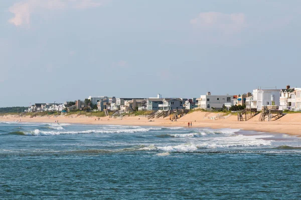 Homes boardwalk ve Rudee Inlet yakın Virginia Beach kıyı hattı.