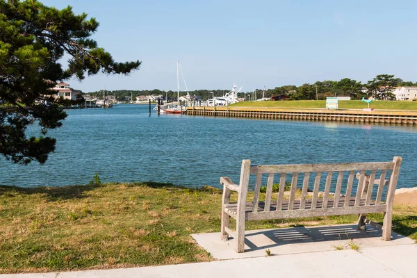 Ława Siedzi Stoi Nad Jeziorem Wesley Rudee Inlet Virginia Beach — Zdjęcie stockowe