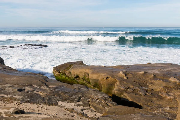 カリフォルニア州ラホヤで人気のサーフィンスポット ウィンダンシービーチの海岸線での岩の形成 — ストック写真