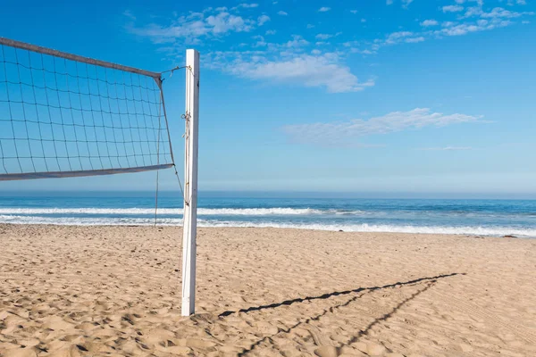 Volleyballnetz Auf Einem Sandplatz Mit Dem Ozean Hintergrund — Stockfoto