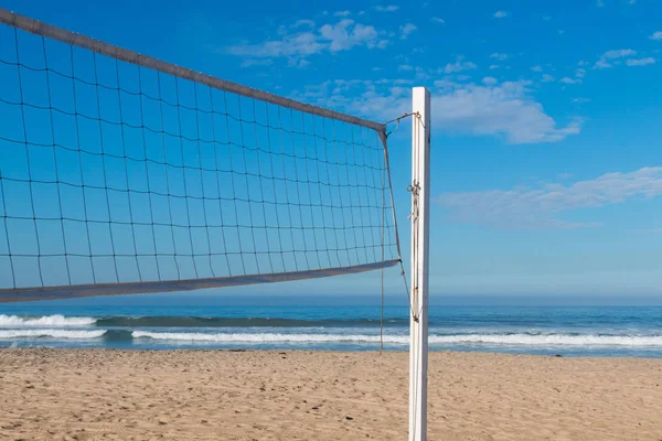 Volleyballnetz Auf Einem Beach Sandplatz Mit Dem Meer Hintergrund — Stockfoto