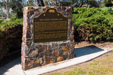 San Diego, Kaliforniya - 1 Nisan 2017: 1769 yılında kurulan Batı Amerika Birleşik Devletleri'ndeki ilk Avrupa yerleşimi olan Old Town'daki Presidio Park'taki Junipero Serra Müzesi'ne giriş tabelası.