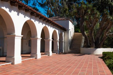 San Diego, Kaliforniya - 1 Nisan 2017: Eski Kent'teki Junipero Serra Müzesi'nin kemeryolları, Amerika Birleşik Devletleri'nin batısındaki ilk Avrupa yerleşiminin yapıldığı yer.
