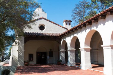San Diego, Kaliforniya - 1 Nisan 2017: Presidio Park'taki Old Town Junipero Serra Müzesi, 1769 yılında kurulan Batı Amerika Birleşik Devletleri'ndeki ilk Avrupa yerleşiminin yapıldığı yer..