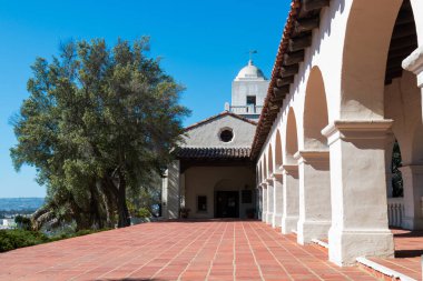 San Diego, Kaliforniya - 1 Nisan 2017: Presidio Park'taki Junipero Serra Müzesi, 1769 yılında kurulan Batı Amerika Birleşik Devletleri'ndeki ilk Avrupa yerleşiminin yapıldığı yer..