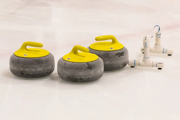 Een Groep Gele Curlingstenen Met Een Stabilisator Voor Training — Stockfoto