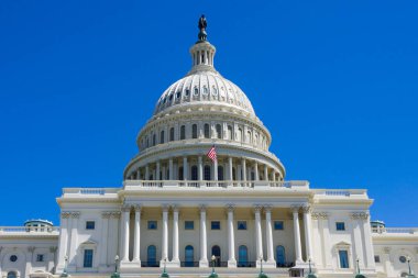 Kongre Binası, Washington 'daki Ulusal AVM' nin doğu ucundaki batıya bakıyor.. 