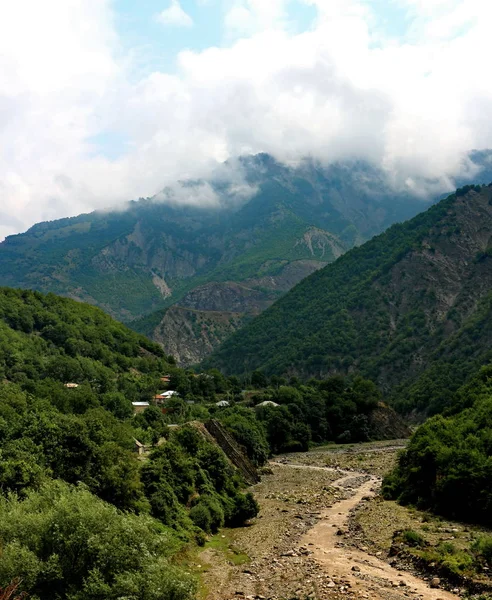 Paisaje de montaña con un arroyo de montaña en Azerbaiyán — Foto de Stock