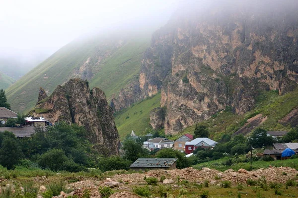 Le paysage montagneux est tourné dans le village montagneux de Laza — Photo