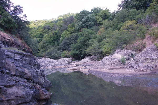 El río de montaña Vilash y sus hermosas playas — Foto de Stock