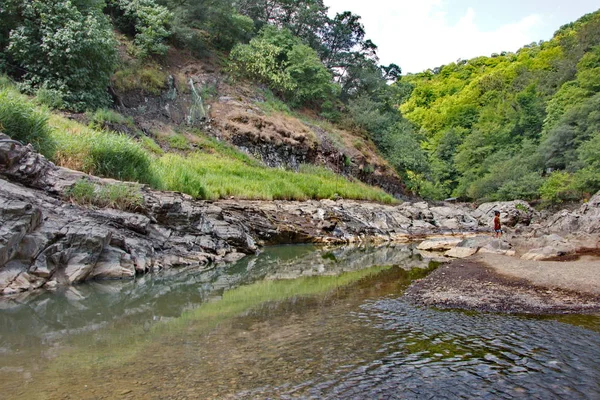 O rio de montanha Vilash e suas belas praias — Fotografia de Stock