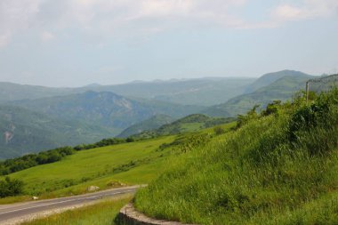 Yaz aylarında Azerbaycan İsmayıllı bölgesinden dağ manzarası