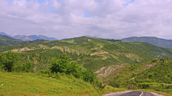 Yaz aylarında Azerbaycan İsmayıllı bölgesinden dağ manzarası