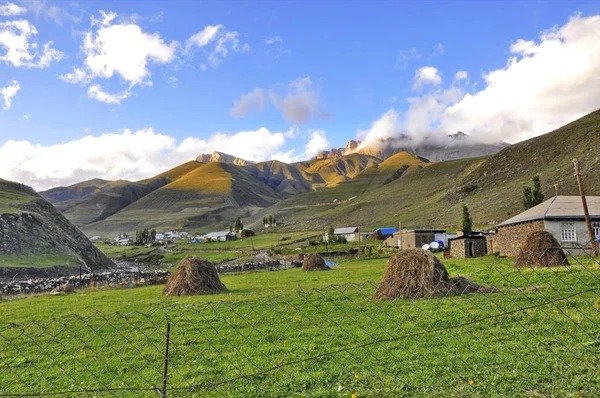 Villaggio ai piedi — Foto Stock