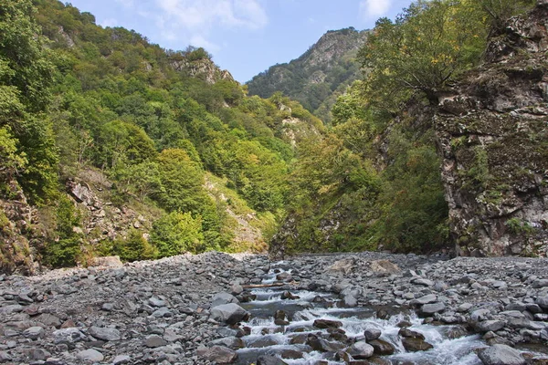 Azerbaycan'ın Kakhsky bölgesinden dağ manzarası
