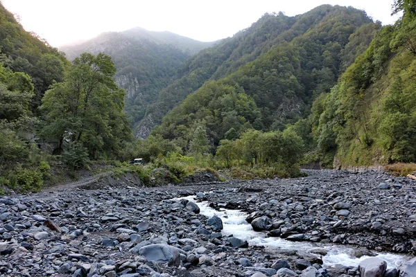 Azerbaycan'ın dağlarda sonbahar peyzaj