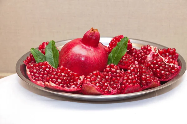 Rijpe rode granaatappel gekweekt in de tuin — Stockfoto