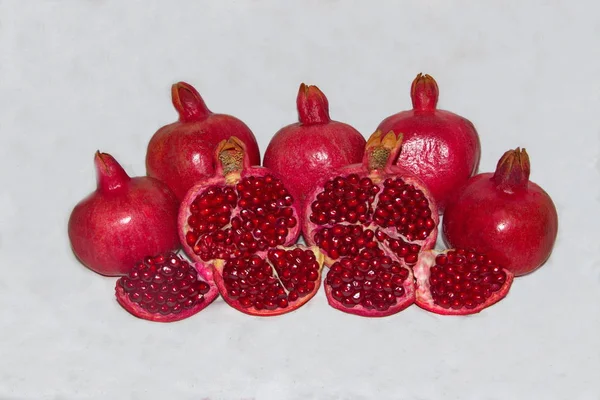 Rijpe rode granaatappel gekweekt in de tuin — Stockfoto