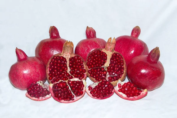 Buah delima merah matang tumbuh di taman. — Stok Foto