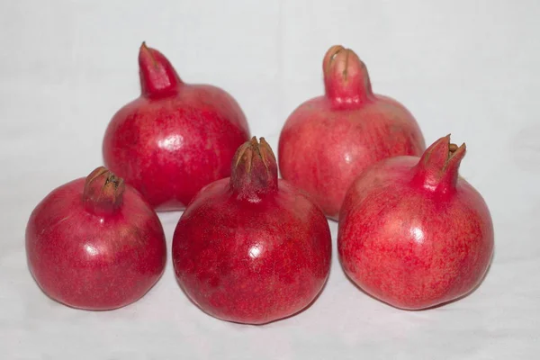 庭で栽培熟したザクロの赤 — ストック写真