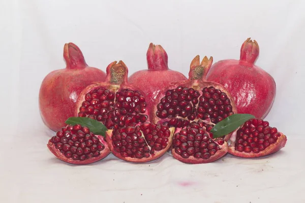 Granada roja madura cultivada en el jardín — Foto de Stock