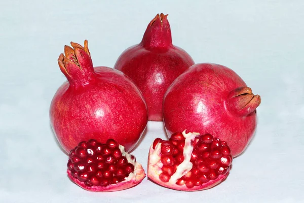 Zralá červená granátová jablka pěstovaných na zahradě — Stock fotografie