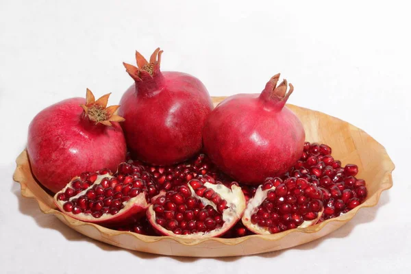 Rijp, rode granaatappels gekweekt in de tuin — Stockfoto