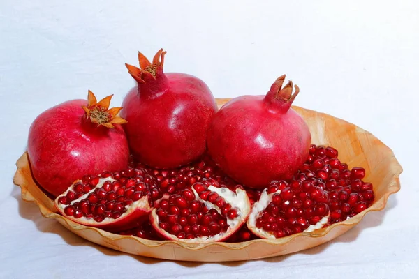 Reife, rote Granatäpfel aus dem Garten — Stockfoto