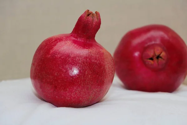 Grenades rouges mûres cultivées dans le jardin — Photo