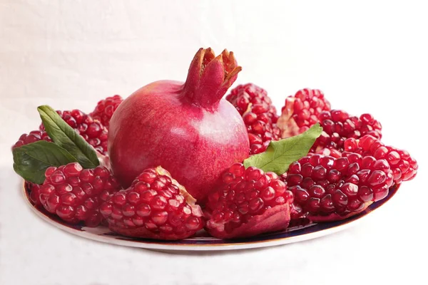 Rijp, rode granaatappels gekweekt in de tuin — Stockfoto