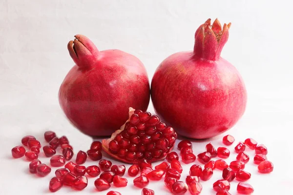 Reife, rote Granatäpfel, angebaut, Gartengrundstück — Stockfoto
