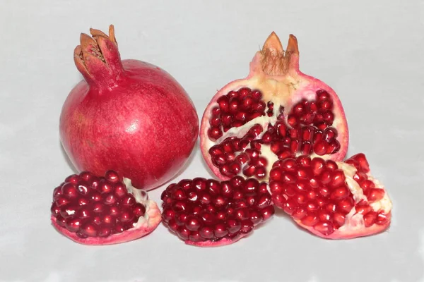 Rijp, rode granaatappels gekweekt in de tuin — Stockfoto