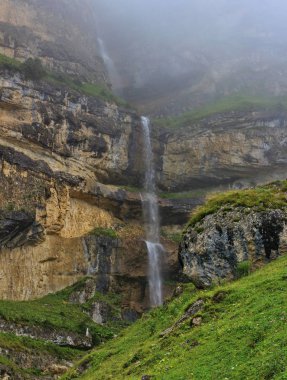 Art arda sıralı şelale Kusar bölgesi 