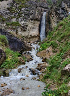 Art arda sıralı şelale Kusar bölgesi 