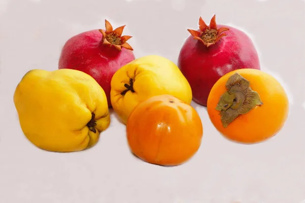 熟した柿のザクロ、カリン、白い背景の上 — ストック写真