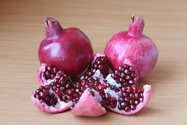 Granadas maduras cortadas en trozos — Foto de Stock