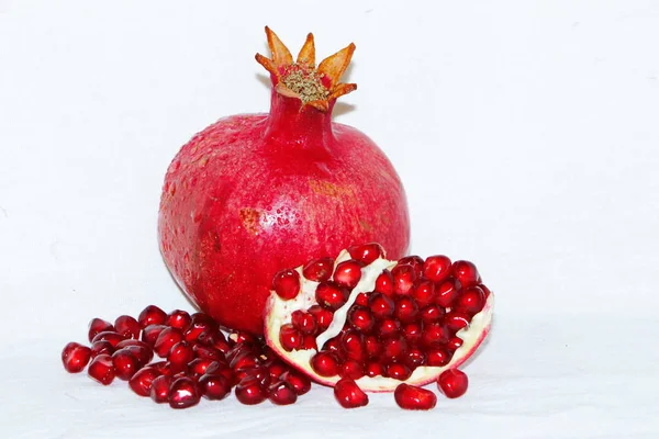 Rijpe granaatappels in stukjes gesneden — Stockfoto