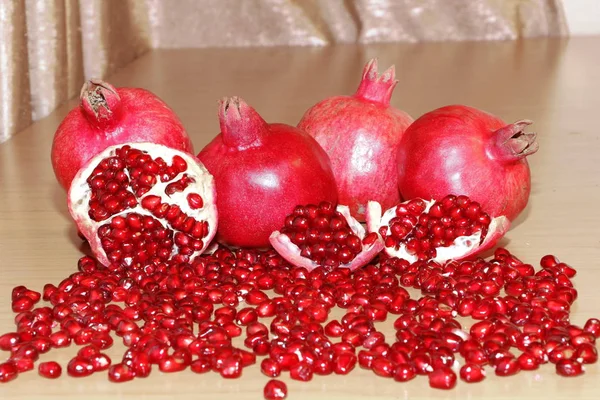 Rijpe granaatappels in stukjes gesneden — Stockfoto