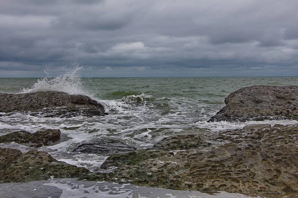 Kaspiska havet, Kaspiska kusten i byn av Zagulba — Stockfoto