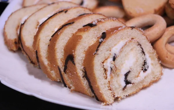 Mesa de té con dulces en bandeja de plata — Foto de Stock